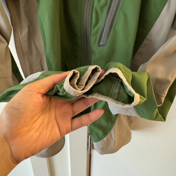 MEC Mountain Equipment Co-op Medium Windbreaker - Picture 5 of 12
